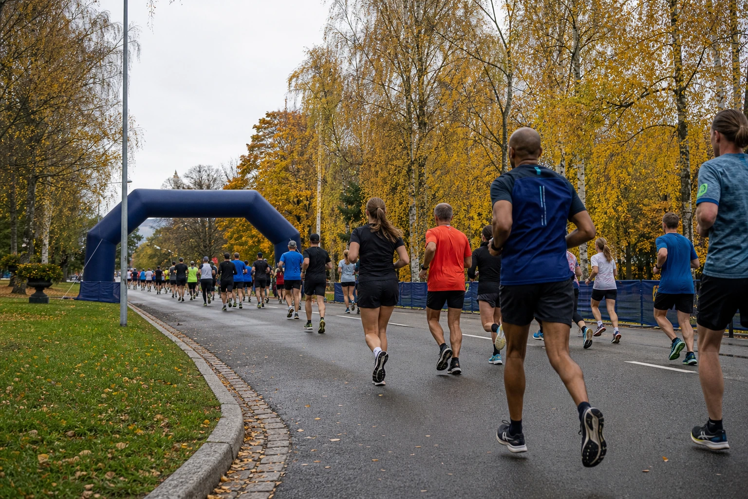 Startfält på väg genom en stadspark i höstljus