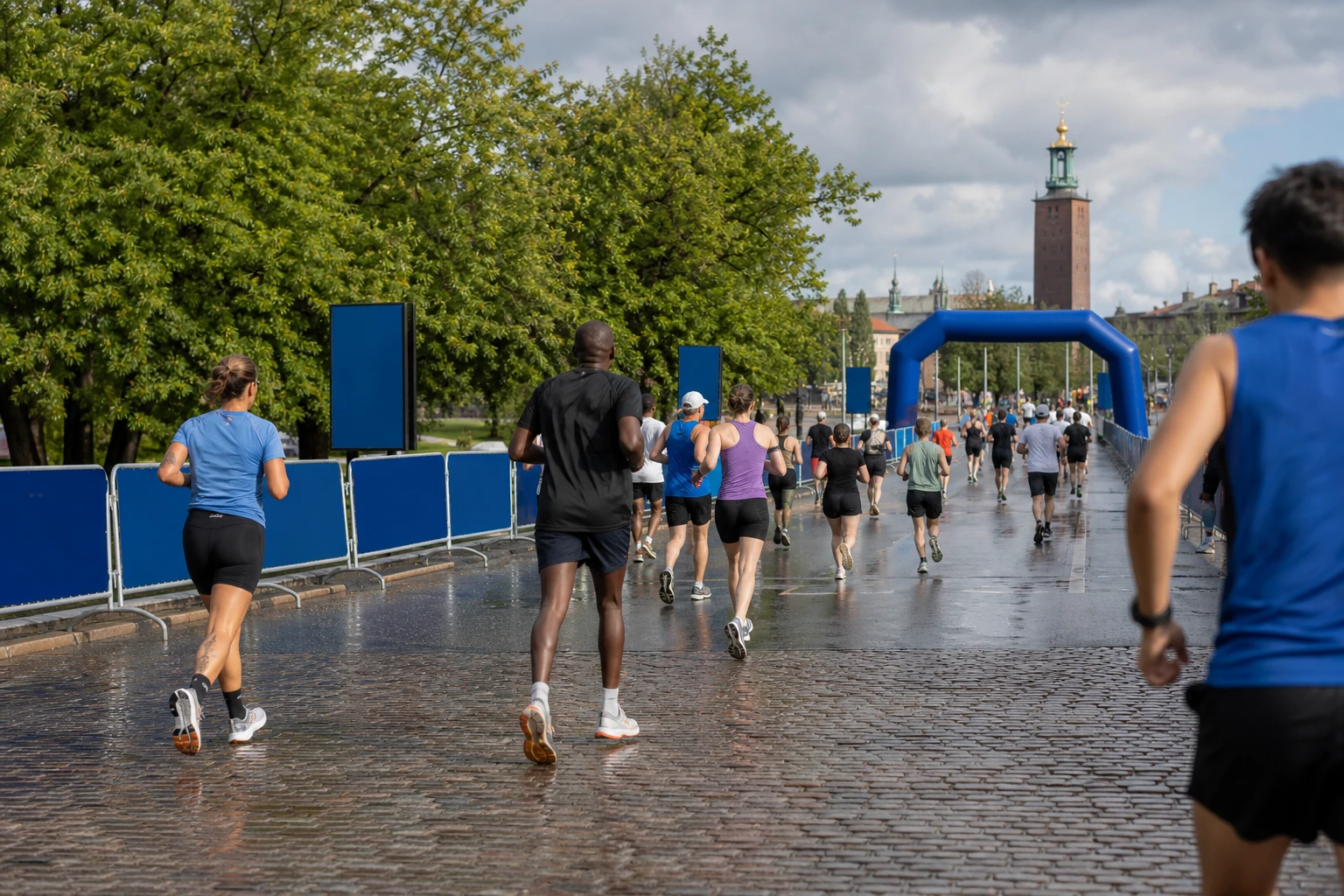 Tätt startfält av motionslöpare på asfalt