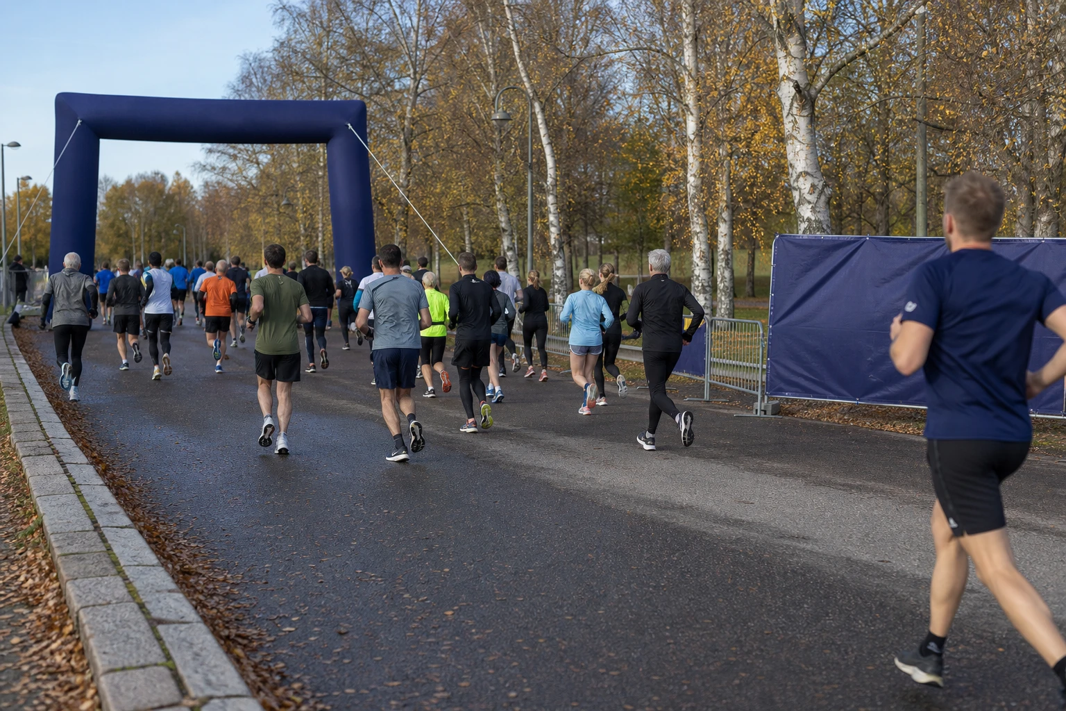 Löpare med startnummer på en avspärrad stadsgata
