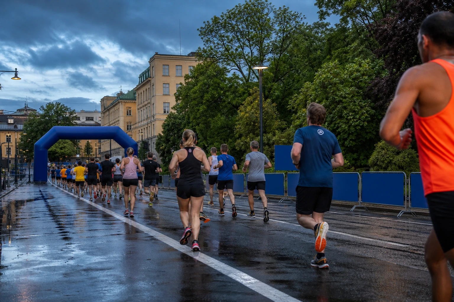 Startfält på väg genom en stadspark i höstljus