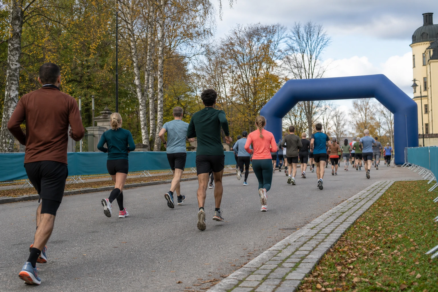 Löpare med startnummer på en avspärrad stadsgata
