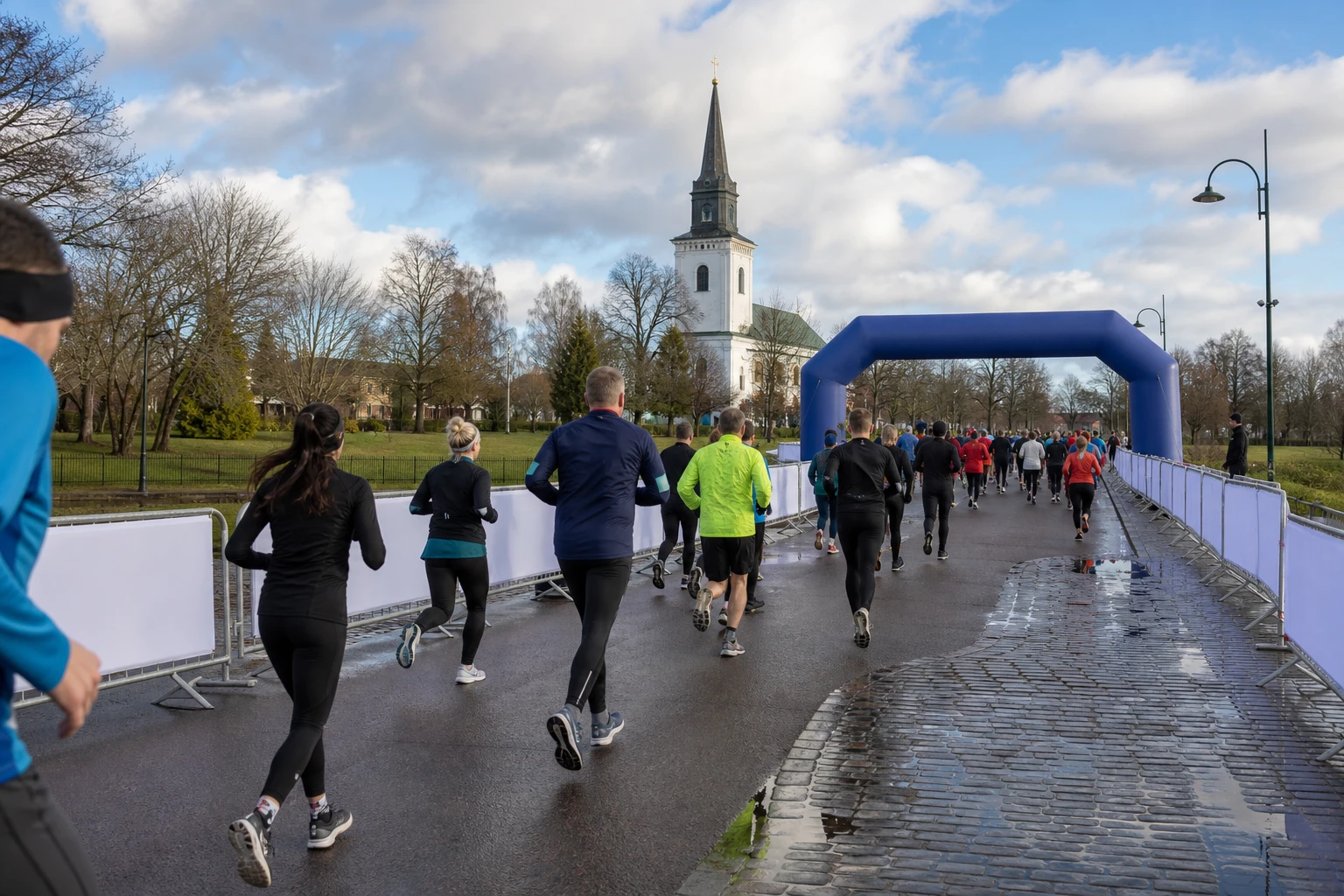 Startfält på väg genom en stadspark i höstljus