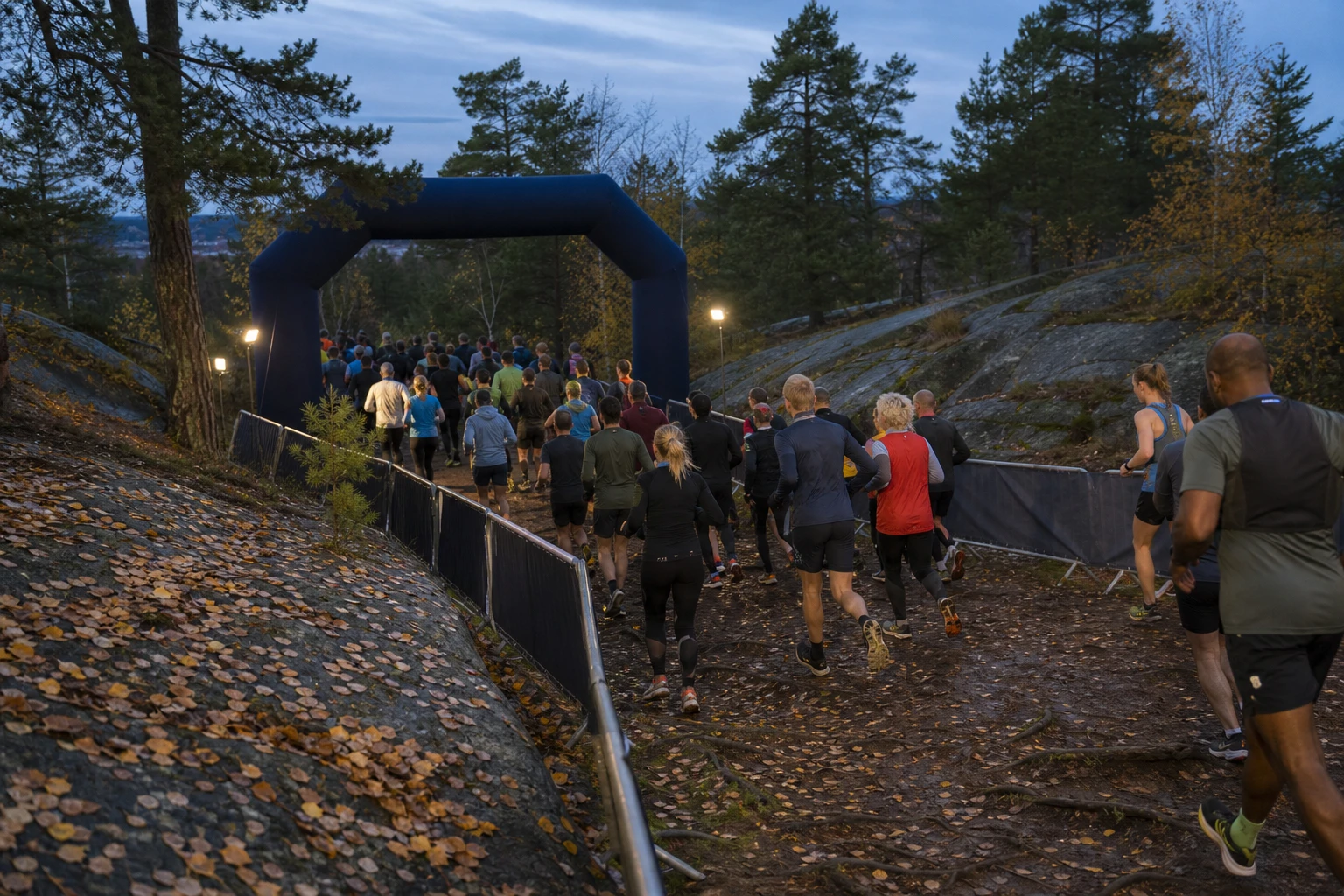 Terränglöpare på en smal skogsstig med rötter och löv