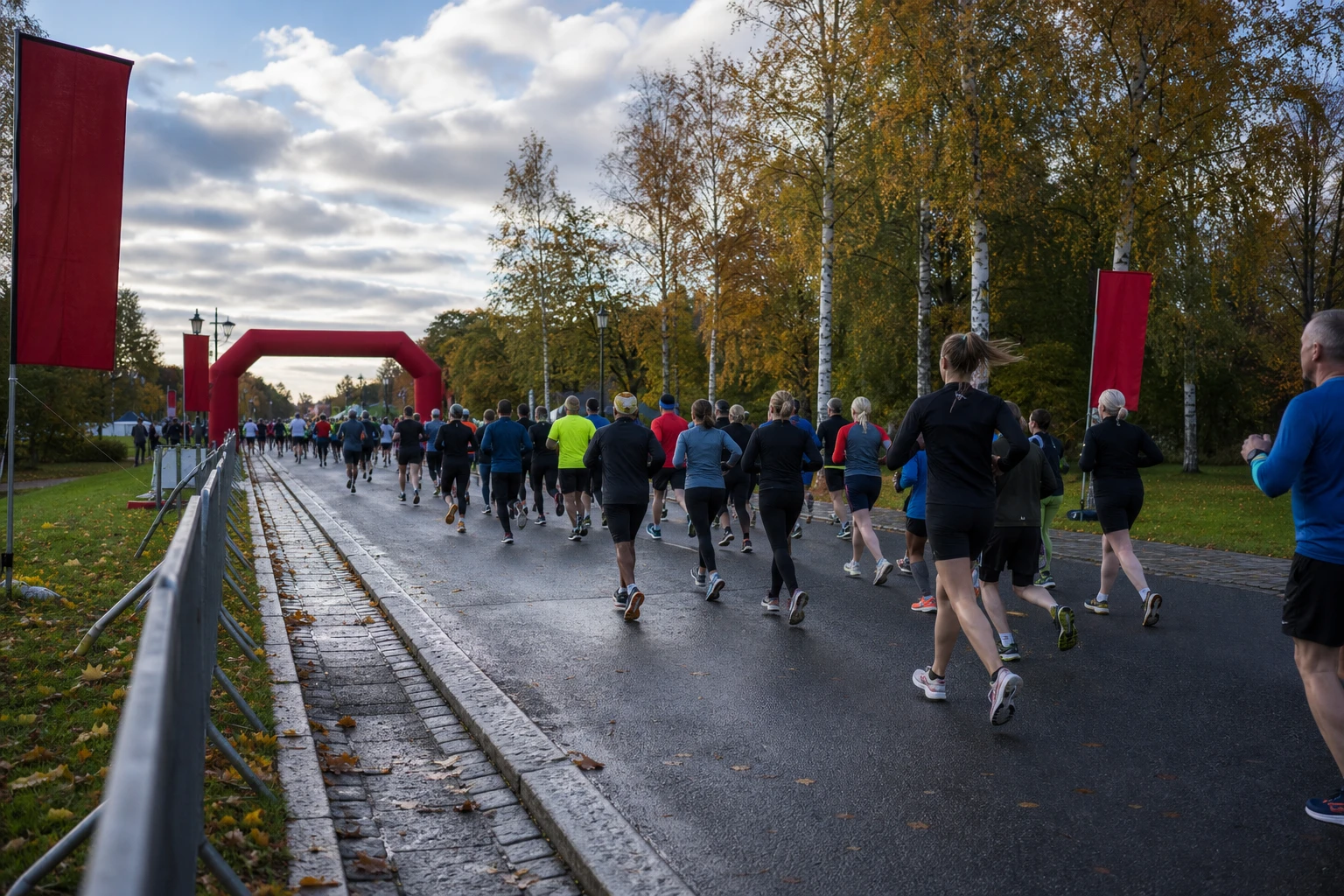 Tätt startfält av motionslöpare på asfalt